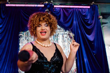 Bir travesti göz kamaştırıcı makyajı ve göz kamaştırıcı bir tatil performansıyla kalabalığı büyülüyor..