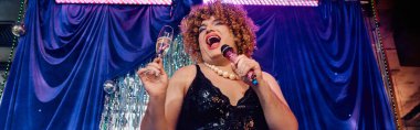 Büyüleyici bir sahne performansı. Cesur makyajlı bir travesti bayramı kutluyor..
