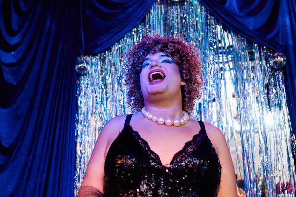 Дерзко одетый, этот трансвестит очаровывает публику эксцентричным праздничным шоу.