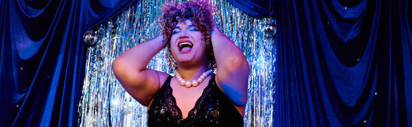 Эксцентричный трансвестит вау с ярким макияжем и захватывающим присутствием на праздничном шоу.