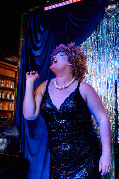 Ослепительный трансформер демонстрирует экстравагантный макияж и стиль во время праздничного шоу.