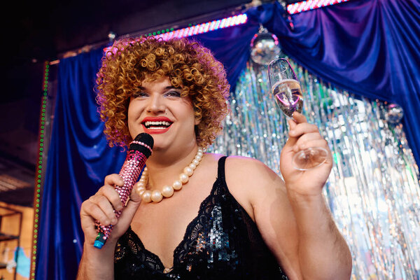 Королева трансвеститов ослепляет зрителей ярким макияжем и блестящей харизмой в оживленном шоу.