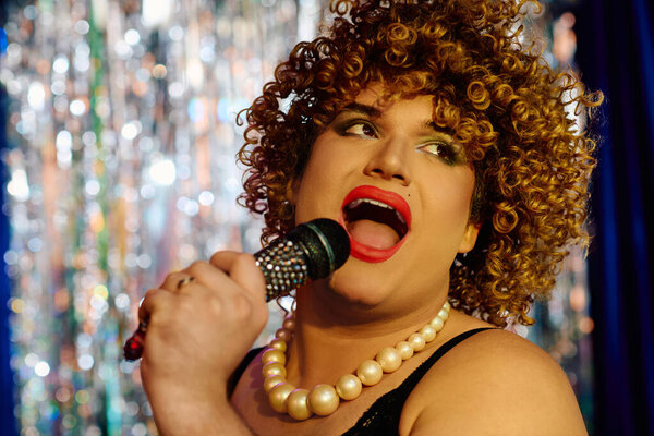 Эксцентричный драг-исполнитель поражает толпу потрясающим макияжем и живыми песнями на праздничном шоу.