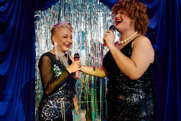 Эксцентричные трансвеститы очаровывают зрителей своим ярким дуэтом во время праздничного шоу.