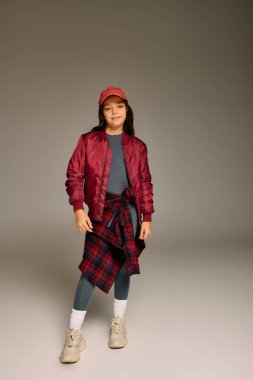 Parlak gözlü kız şenlikli kıyafetler giyer, Noel 'i neşe ve heyecanla kutlamaya hazırdır..