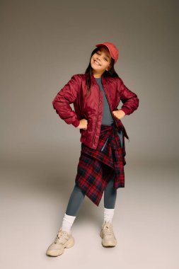 Noel için giyinmiş neşeli genç kız tatilleri kutlarken rahat poz veriyor..