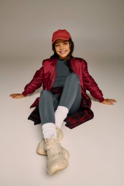 Şenlik tarzı giyinmiş neşeli bir kız Noel ruhunun keyfini çıkarıyor.