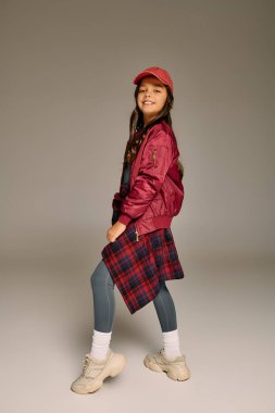 Ufaklık neşeli bir Noel ortamında şık bir kıyafet sergilerken mutluluk saçıyor..