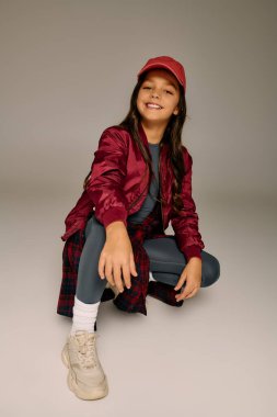 Noel renklerinde gülümseyen genç kız bayram şenliklerinde neşe saçıyor..