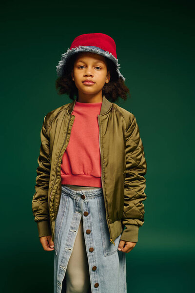 Маленький демонстрирует уникальный зимний стиль с ароматом и уверенностью в праздничной обстановке.