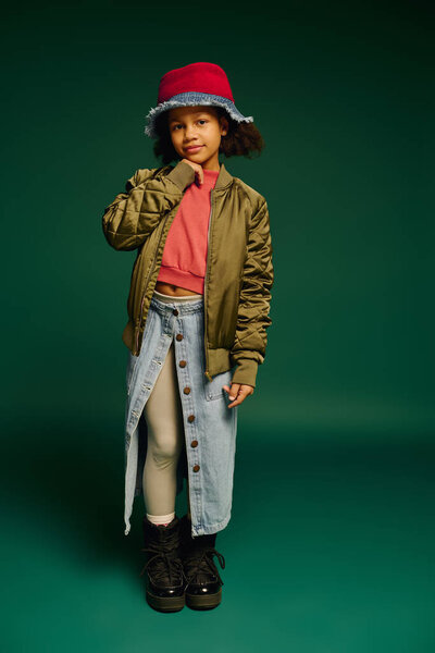 Маленькая девочка обнимает дух Рождества в ярком наряде, демонстрируя свой уникальный стиль.