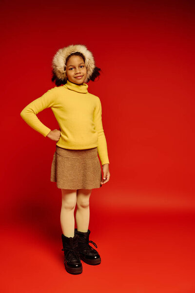 Девушка, одетая в яркий костюм и пушистую шляпу, оживила дух праздника в 2025 году.