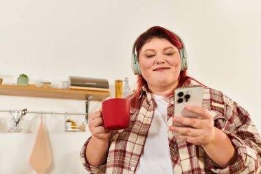 Genç ve iri yarı bir kadın müzik dinlerken huzurlu bir anın tadını çıkarıyor..
