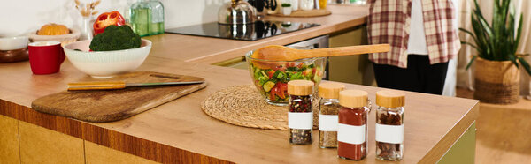 Женщина plus size с удовольствием готовит свежий салат на своей оживленной кухне.