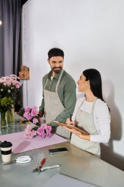 Evli çift dükkanlarında birlikte güzel çiçek hazırlıyor..