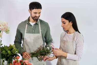 Kendini işine adamış bir çift muhteşem çiçek aranjmanlarını hazırlamak ve yeteneklerini sergilemek için birlikte çalışır..