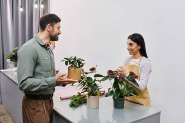 Yetenekli bir çiçekçi erkek bir müşteriyle takılır ve evi için güzel bitkiler hakkında tavsiyelerde bulunur..