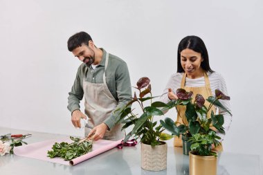 Yetenekli bir çiçekçi çiçek aranjmanları hazırlıyor, dükkanlarında bitkiler sergiliyor..