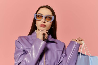 Şık bir kadın bir sonraki alışverişini düşünürken enerjik moda anlayışını sergiliyor..