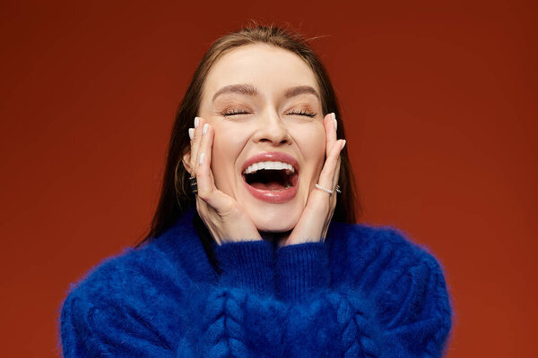 Женщина с яркой улыбкой радостно участвует, демонстрируя свой стильный наряд и позитивную энергию.