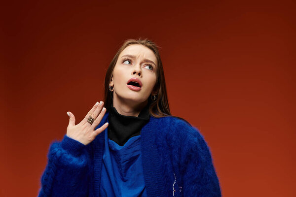 Женщина уверенно демонстрирует свой яркий стиль с смелым голубым выражением.