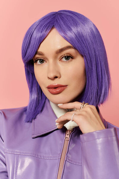Красивая женщина в ярком фиолетовом парике в модном наряде уверенно улыбается.