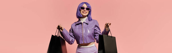 Красивая женщина в модной одежде наслаждается шоппингом, демонстрируя свой стильный вид.