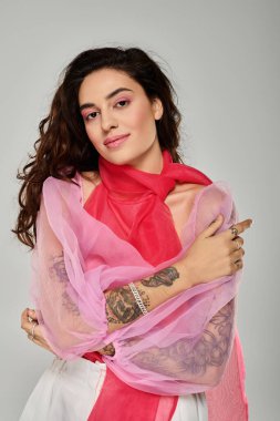 Güzel genç kadın kendine güvenerek poz verirken stilini ve dövmelerini sergiliyor..