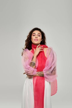 Güzel genç bir kadın kendine güvenen ve renkli giyinen eşsiz bir moda tarzı sergiliyor..