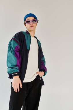Kendine güvenen genç adam üniversite yıllarında bir stüdyo ortamında moda sergiliyor..