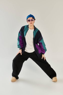 Yakışıklı genç bir adam, modaya uygun bir bombacı ceketi sergilerken gençlik kültürünü somutlaştırıyor..