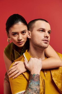 Sevgililer Günü 'nde genç bir çift, bir stüdyoda sevgiyle kucaklaşıyor, moda ve romantizmi somutlaştırıyor..