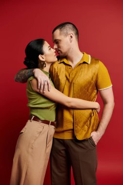 Modaya uygun bir çift, cesur bir arka plana karşı sevgi dolu, romantizm yayar..