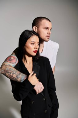 Şık giyinmiş genç bir çift romantik bir anın tadını çıkarıyor..