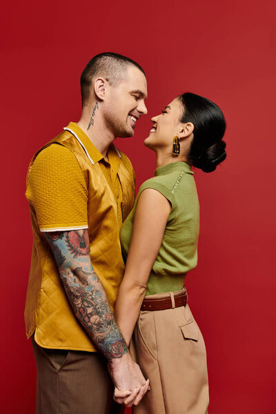 Красивая молодая пара, одетая модно, наслаждается компанией друг друга, излучая любовь.