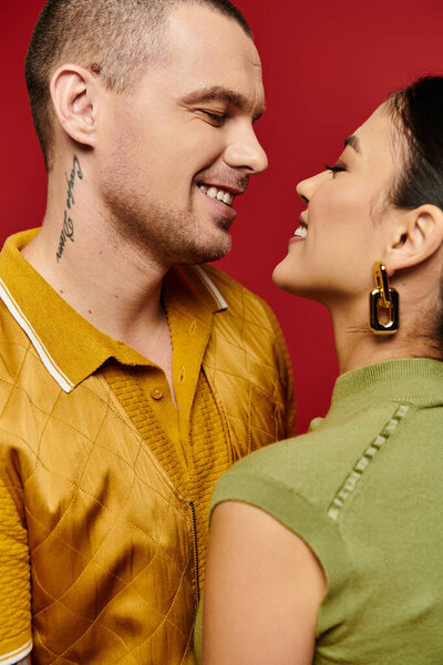 Молодая пара разделяет любящий момент, одетая стильно к Дню Святого Валентина.