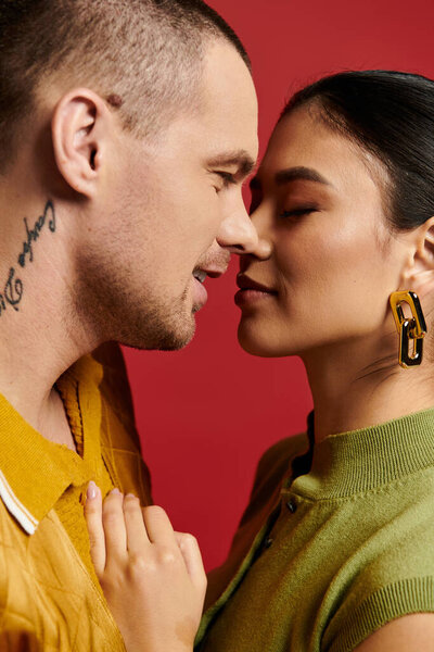 Красивая молодая пара крепко обнимается, демонстрируя любовь и романтику в ярком студии.