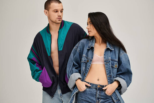 Шикарная молодая пара позирует в студии, празднуя любовь