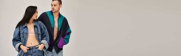 Молодая пара в модных нарядах разделяет особую связь в современной студии, баннер