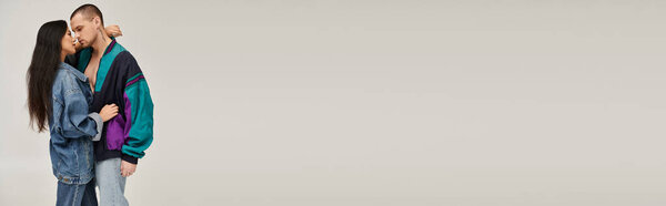 Красивая молодая пара нежно обнимается в стильной студии, празднуя любовь, знамя