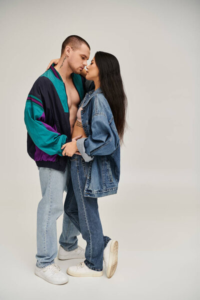 Стильная пара обнимается в студии, празднуя любовь в День Святого Валентина.