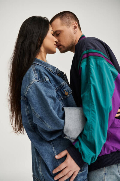Красивая молодая пара крепко обнимается, демонстрируя свою любовь в студии.