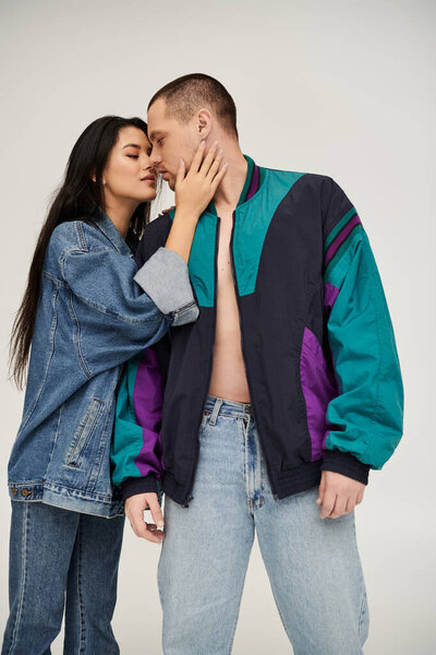 Молодая пара радостно обнимается в модных нарядах, празднуя вместе любовь и связь.