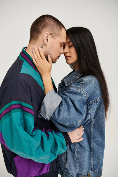 Красивая молодая пара разделяет интимный момент одетый в стильные наряды на День Святого Валентина.