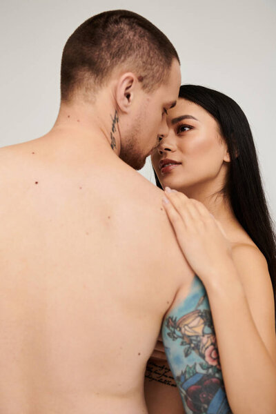 Молодая пара разделяет романтический момент, празднуя любовь