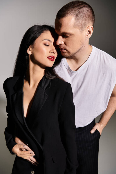 Красивая пара наслаждается романтическим моментом в шикарной студии, одетая ко Дню святого Валентина.