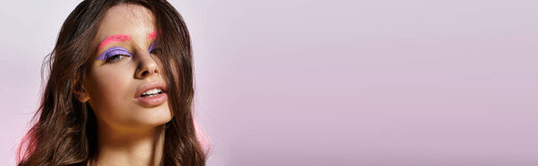 Молодая женщина подчеркивает свою поразительную красоту и смелый стиль макияжа в студии настройки, баннер