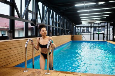 Genç bir kadın, sakin bir spa havuzunda, kişisel bakım ve rahatlamaya öncelik veren ferahlatıcı bir anın tadını çıkarıyor..