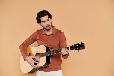 Yetenekli genç adam gitar çalıyor. Yeteneklerini ve müziğe olan aşkını canlı bir mekanda sergiliyor..
