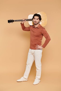 Esmer adam, kendine güvenen bir gitarıyla, büyüleyici tarzını sergiliyor..